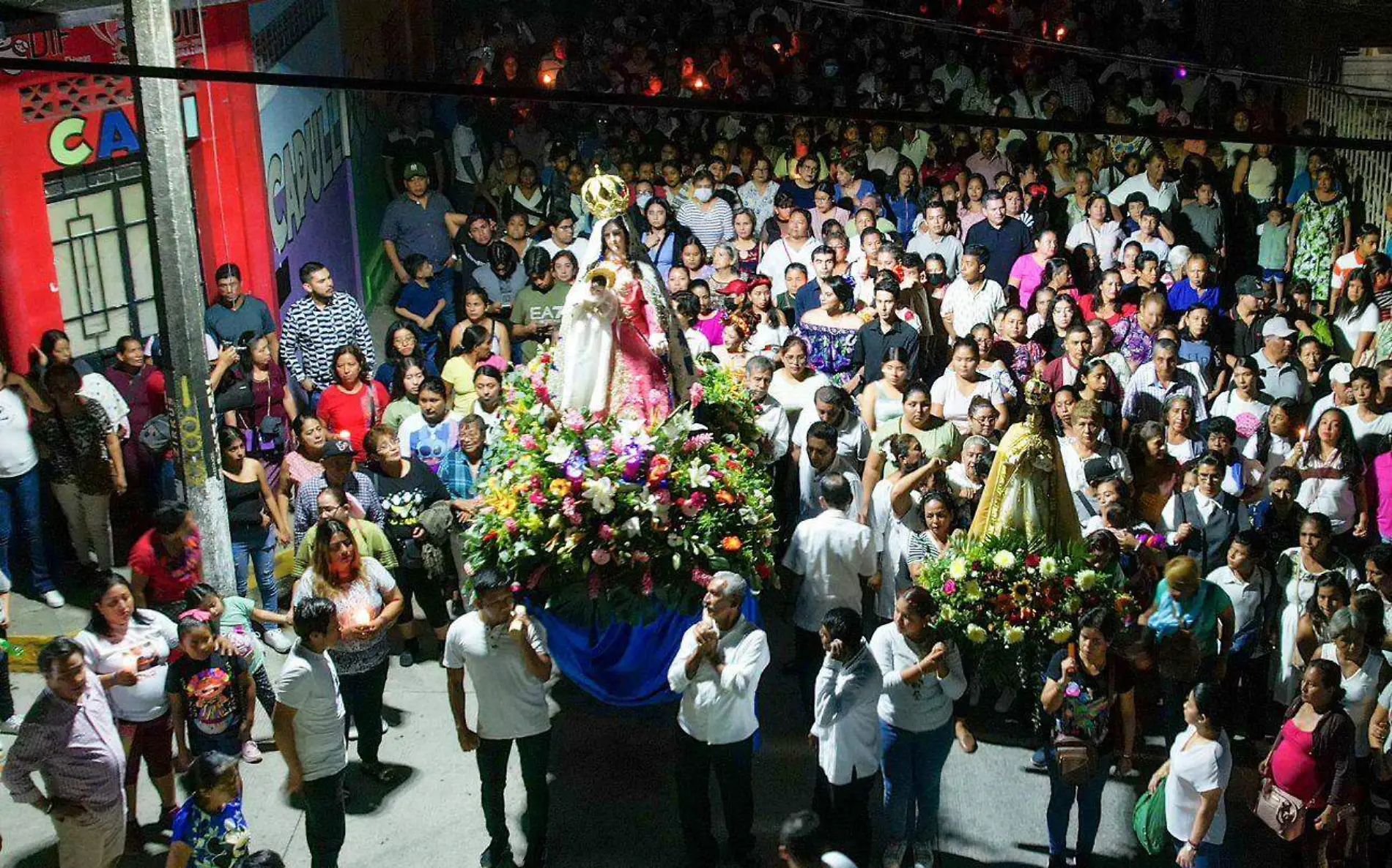 católicos caminando con las tres vírgenes